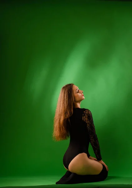 Menina em preto bodysuit no fundo verde — Fotografia de Stock