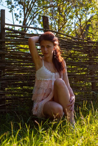 田舎のカメラでポーズをとっている魅力的な若い女性 — ストック写真