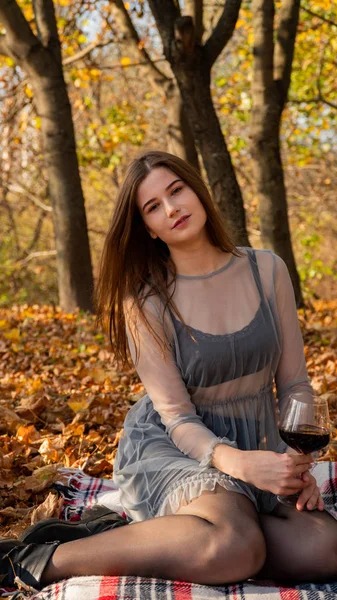 Jonge Mooie Vrouw Met Een Glas Wijn Het Park Herfst — Stockfoto