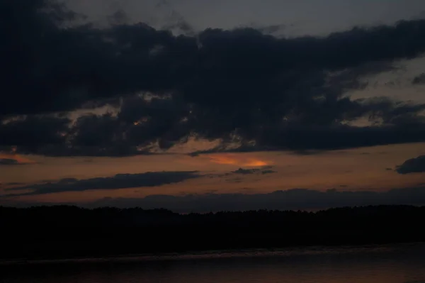 Vue Pittoresque Ciel Noir Sans Fin Sur Lac Tôt Matin — Photo