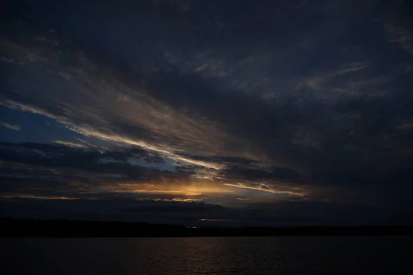 Мальовничий Вид Нескінченне Темне Небо Над Озером Рано Вранці — стокове фото