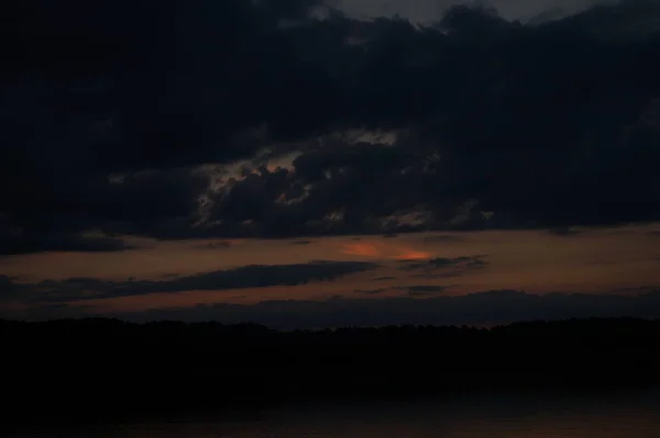 Vue Pittoresque Ciel Noir Sans Fin Sur Lac Tôt Matin — Photo