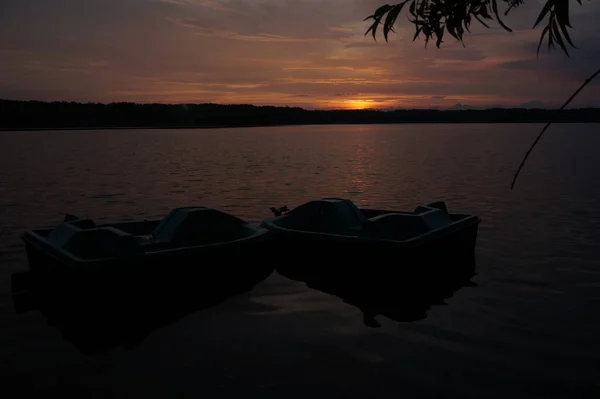 Pintoresca Vista Del Cielo Oscuro Sin Fin Sobre Lago Madrugada — Foto de Stock