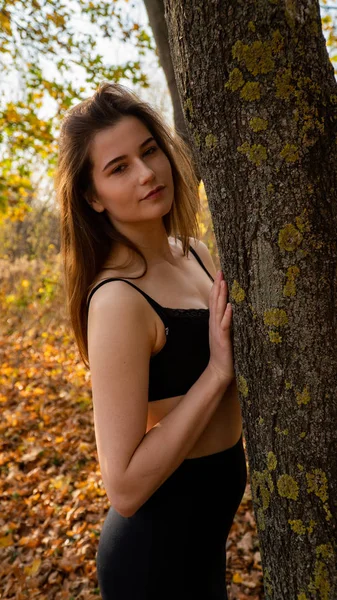 Young Beautiful Woman Walking Park Autumn — Stock Photo, Image