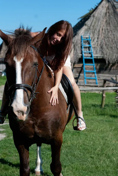 Jovem Atraente Posando Para Câmera Campo Sentado Cavalo — Fotografia de Stock