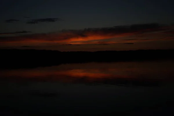 清晨湖面上无尽的漆黑天空 风景如画 — 图库照片