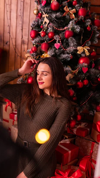 Lüks, kalın Noel ağacı olan seksi, güzel bir kız. Yılbaşı fotoğraf çekimi — Stok fotoğraf