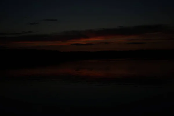 Pintoresca Vista Del Cielo Oscuro Sin Fin Sobre Lago Madrugada —  Fotos de Stock