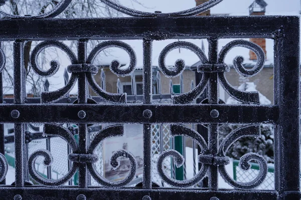 Metallzaun im Schnee — Stockfoto