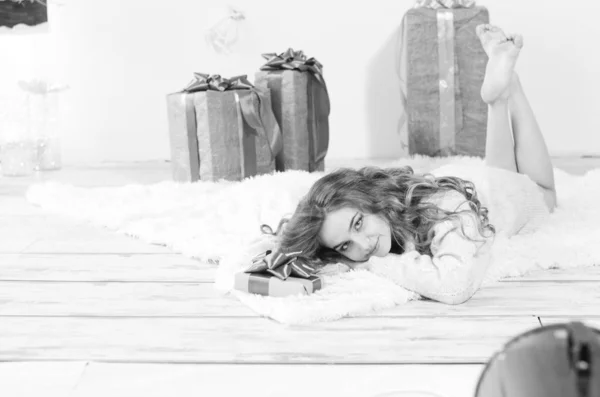 クリスマスを家で待っている若い美しい女性 — ストック写真