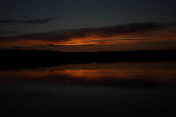 Vista Pitoresca Céu Escuro Infinito Sobre Lago Início Manhã — Fotografia de Stock