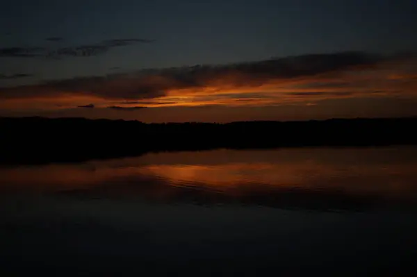 Vista Pitoresca Céu Escuro Infinito Sobre Lago Início Manhã — Fotografia de Stock