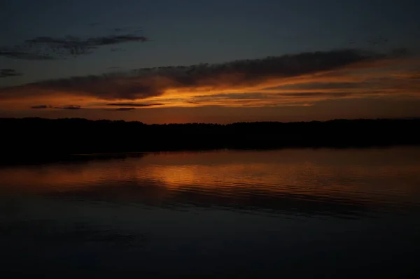 Vista Pitoresca Céu Escuro Infinito Sobre Lago Início Manhã — Fotografia de Stock