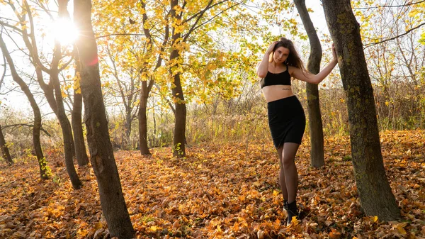 가을에 공원을 아름다운 아가씨 — 스톡 사진