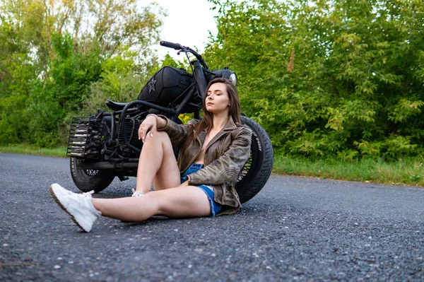 Young Sexy Woman Motorcycle Road — 图库照片