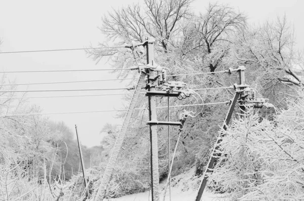 Bir elektrik güç iletim kulesi ile dağın üstünden manzara — Stok fotoğraf