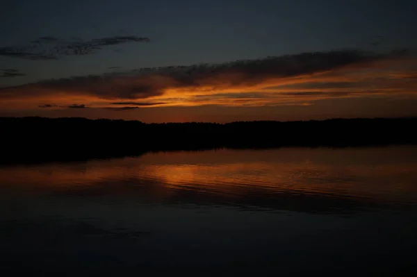 Vista Pitoresca Céu Escuro Infinito Sobre Lago Início Manhã — Fotografia de Stock