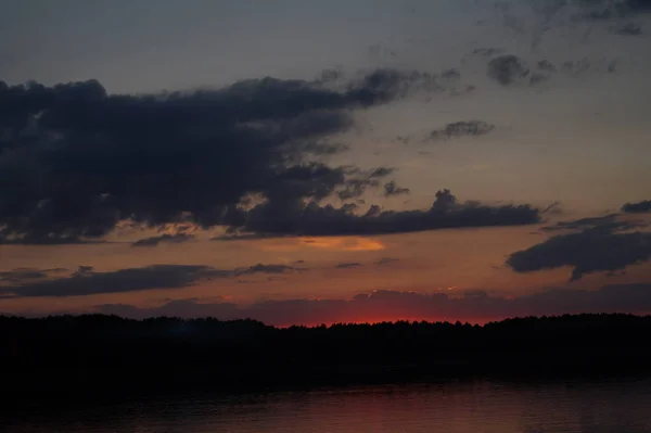 Vista Pitoresca Céu Escuro Infinito Sobre Lago Início Manhã — Fotografia de Stock