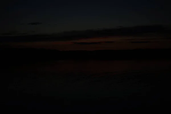 Vista Pitoresca Céu Escuro Infinito Sobre Lago Início Manhã — Fotografia de Stock