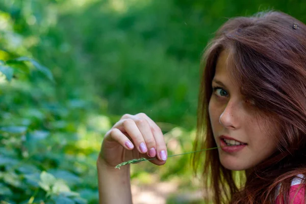 Attraktive Junge Frau Posiert Auf Dem Land Vor Der Kamera — Stockfoto