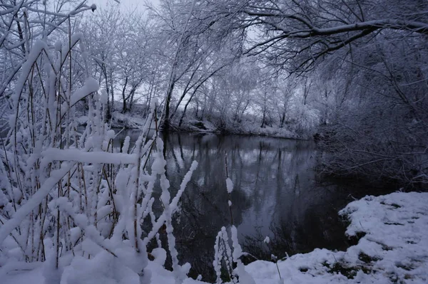 Inverno coberto de neve paisagem fluvial — Fotografia de Stock