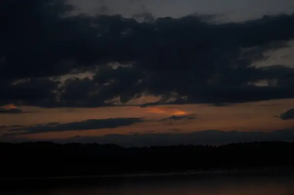 Vue Pittoresque Ciel Noir Sans Fin Sur Lac Tôt Matin — Photo