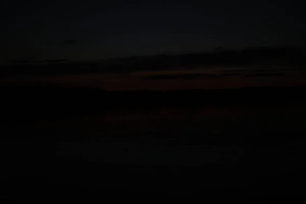 Vista Pitoresca Céu Escuro Infinito Sobre Lago Início Manhã — Fotografia de Stock