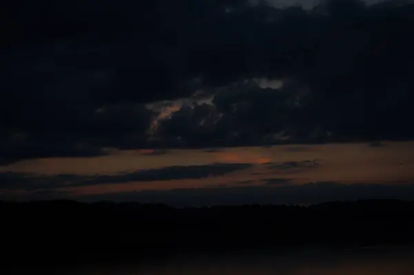 Vista Pitoresca Céu Escuro Infinito Sobre Lago Início Manhã — Fotografia de Stock