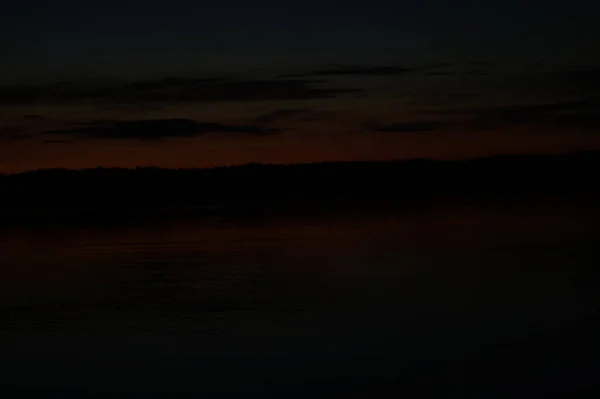 Vue Pittoresque Ciel Noir Sans Fin Sur Lac Tôt Matin — Photo