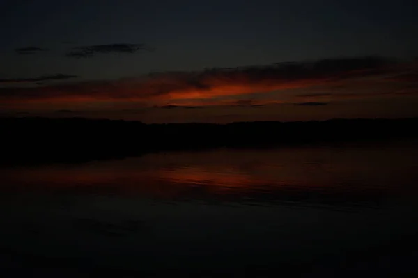 Vista Pitoresca Céu Escuro Infinito Sobre Lago Início Manhã — Fotografia de Stock