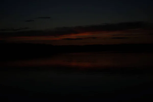 Pintoresca Vista Del Cielo Oscuro Sin Fin Sobre Lago Madrugada —  Fotos de Stock