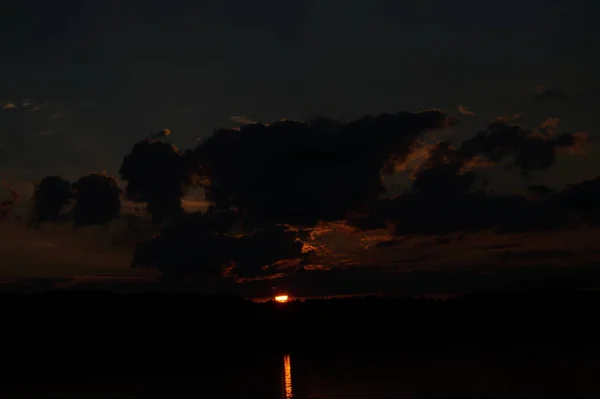Vista Pitoresca Pôr Sol Refletindo Sobre Superfície Espelho Lago — Fotografia de Stock