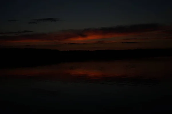 Vista Pitoresca Céu Escuro Infinito Sobre Lago Início Manhã — Fotografia de Stock