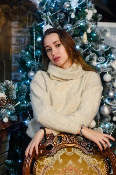クリスマスのインテリアの美しい女性 — ストック写真