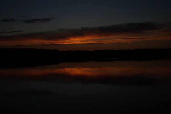 Vista Pitoresca Céu Escuro Infinito Sobre Lago Início Manhã — Fotografia de Stock