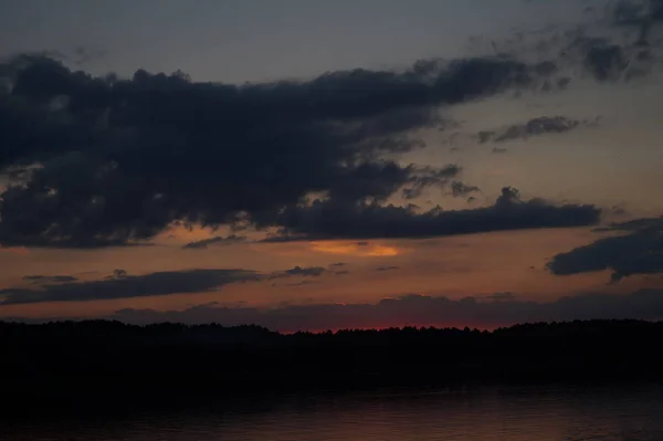 Vue Pittoresque Ciel Noir Sans Fin Sur Lac Tôt Matin — Photo