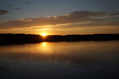 Sabahın erken saatlerinde gölün üzerinde sonsuz karanlık gökyüzü manzarası.   