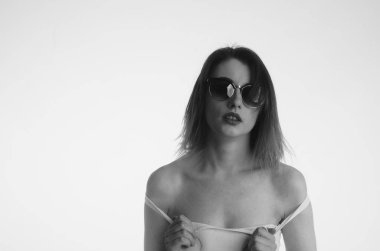 Güzel çıplak kadın ışık arka planında poz veriyor. 