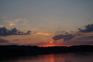 Gün batımının resimsel görüntüsü gölün ayna yüzeyine yansıyor 