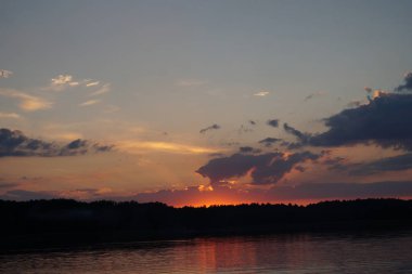 Gün batımının resimsel görüntüsü gölün ayna yüzeyine yansıyor 