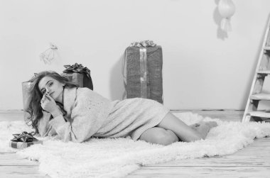 Noel evde bekleyen genç güzel kadın