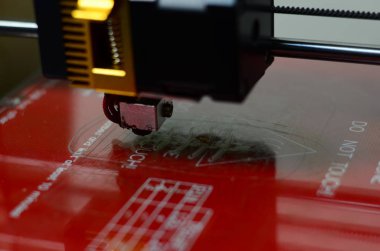 3D printerlere harcama maddeler kırmızı formu yazdırır