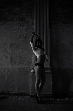 Eski binada iç çamaşırlı seksi esmer kadın poz veriyor.