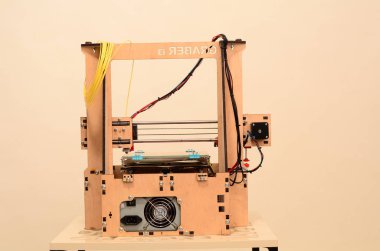 3D printerlere harcama maddeler kırmızı formu yazdırır