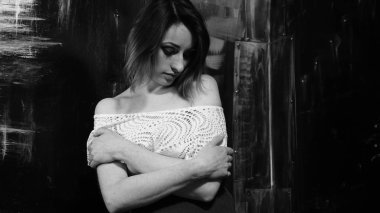 Güzel ıslak büyük göğüslü kız karanlık bir arka plan üzerinde siyah mayo giyiyor. Düşen yağmur damlaları ve sanatsal doğal duman. Reklam, ticari tasarım. Uzay kopyalayın. Karışık Asya-Kafkas yarış.