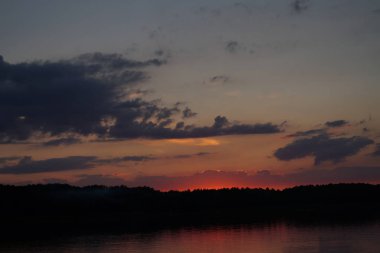 Sabahın erken saatlerinde gölün üzerinde sonsuz karanlık gökyüzü manzarası.   