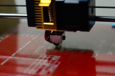 3D printerlere harcama maddeler kırmızı formu yazdırır