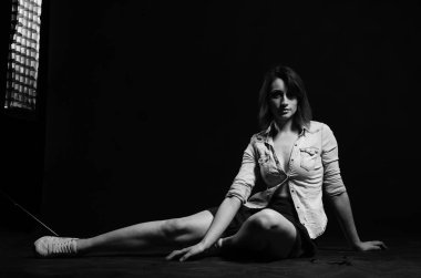 Stüdyoda poz veren seksi genç kız. Siyah arka plan. moda fotoğrafı