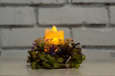 Noel kompozisyonu. Kış dönemi. Noel çelengi. El yapımı tatil çelengi.