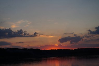 Gün batımının resimsel görüntüsü gölün ayna yüzeyine yansıyor 